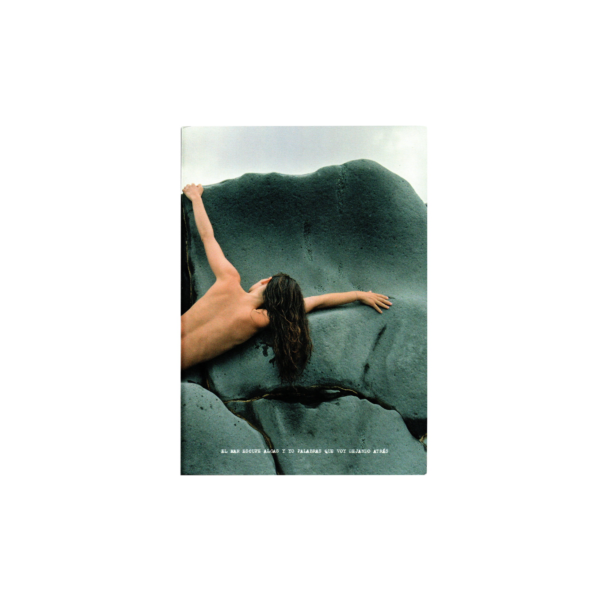 El mar escupe algas y yo palabras que voy dejando atrás
