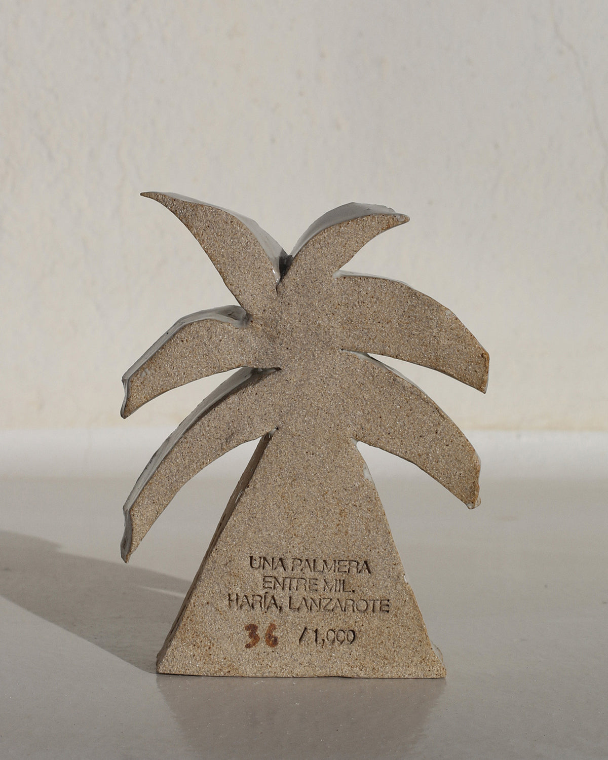UNA PALMERA ENTRE MIL by Latitud Fuego® X Estudio Vernís®