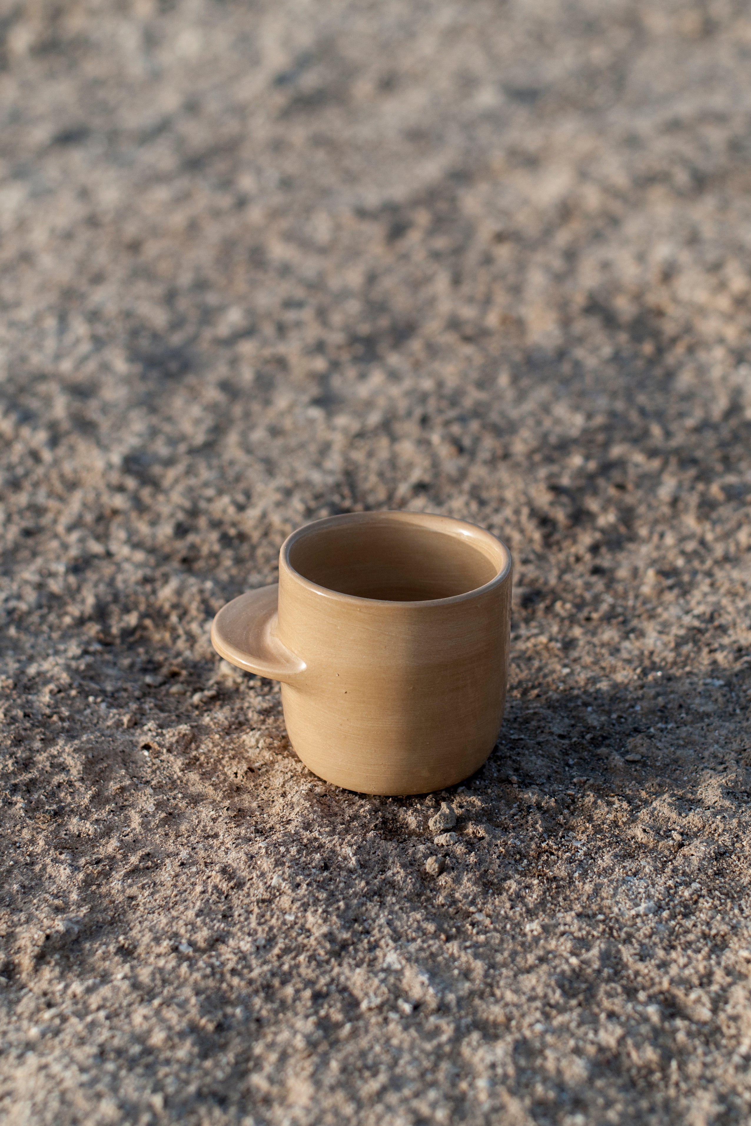 Taza 'ESPRESSO' Camel · middle handle · by unespacio