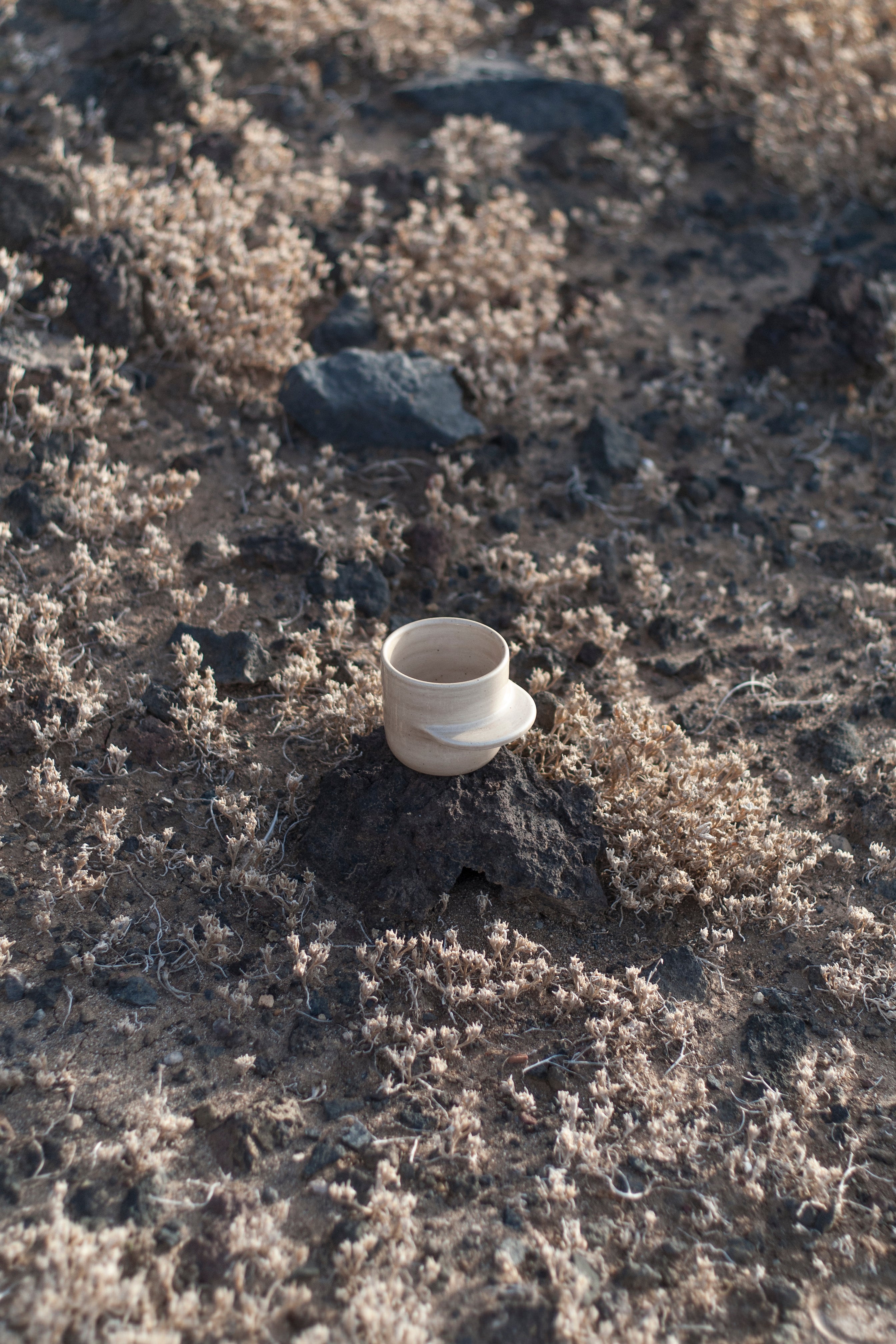 Taza 'ESPRESSO' Beige · middle handle · by un_______espacio