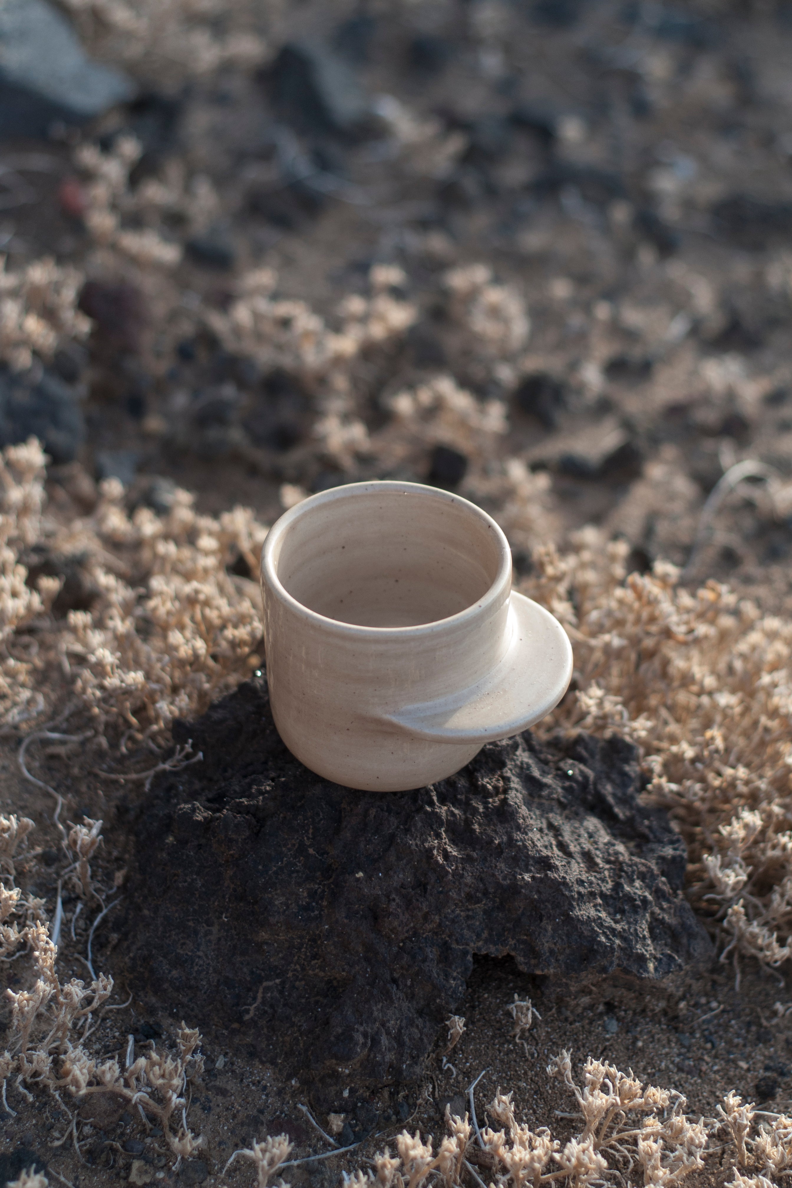Taza 'ESPRESSO' Beige · middle handle · by un_______espacio